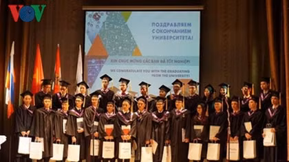 Vietnamese students granted nuclear technology certificates