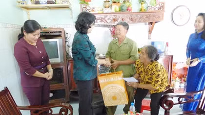 Vice State President presents gifts to policy families in Binh Phuoc