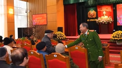 Deputy Minister Le Quy Vuong hosts year-end meeting with retired senior public security officers