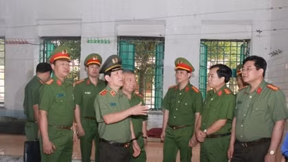 Deputy Minister Nguyen Van Son works with Thanh Ha prisoner education center