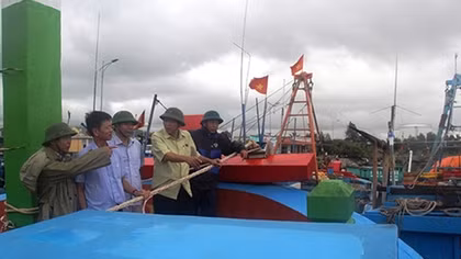 Quang Binh Police forces help local people respond to Tropical Storm Sonca