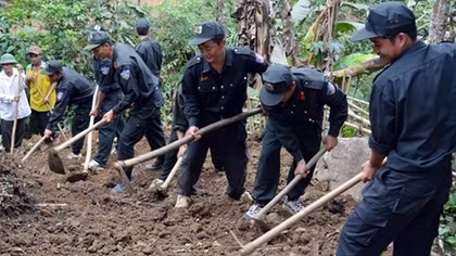 Mobile Police helps local people in Quang Nam