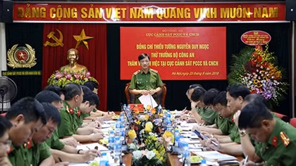 Deputy Minister Nguyen Duy Ngoc works with Department of Fire Prevention and Fighting