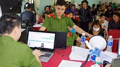 Police in mountainous area overcome difficulties to issue new ID cards to locals
