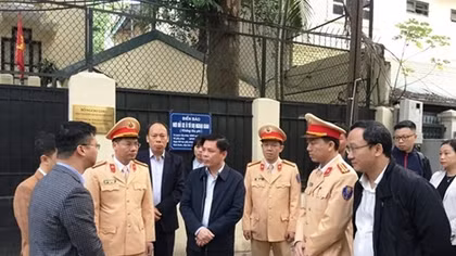 Minister inspects helmet safety programme for children in Hanoi