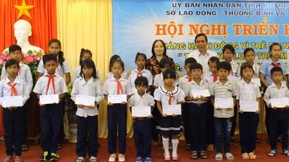 Children in HCM City, Khanh Hoa receive gifts for Children’s Day