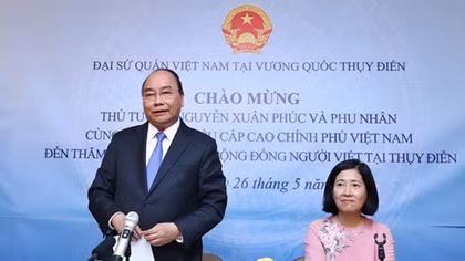 Prime Minister visits Vietnamese embassy staff, expatriates in Sweden