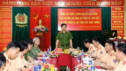 Deputy Minister Nguyen Duy Ngoc works with police units in Can Tho 