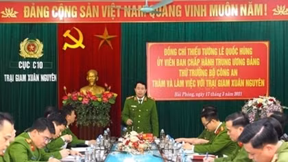 Deputy Minister Le Quoc Hung works at Xuan Nguyen prison