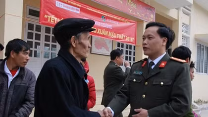 CAND Newspaper bring Tet gifts to Van Ho