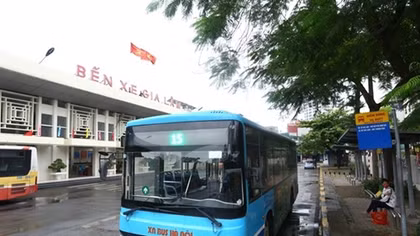 Hanoi resumes 104 bus routes as social distancing eased