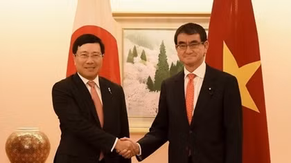 Vietnamese, Japanese FMs delighted at bilateral ties