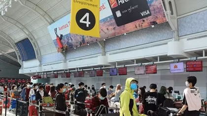 Over 340 Vietnamese citizens return from Canada