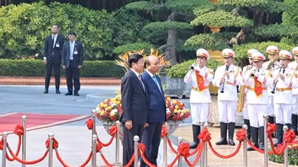 Welcoming ceremony for Lao Prime Minister in Hanoi