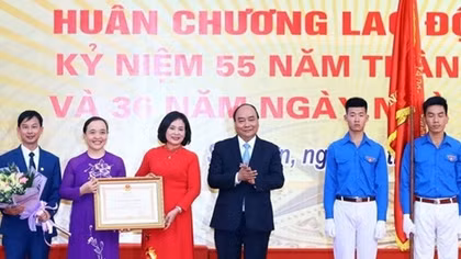 Prime Minister visits old school on Vietnam Teachers’ Day