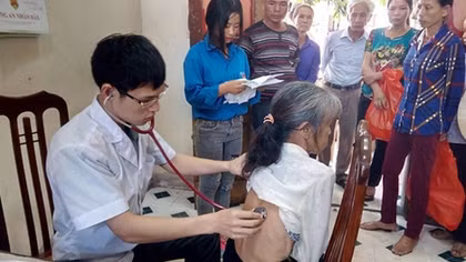 Nam Dinh Police offer free health checkups to needy people 