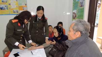 Youths of Ha Nam provincial police supports local people 