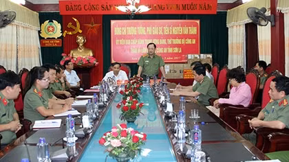 Deputy Minister Nguyen Van Thanh works with Son La Provincial Police