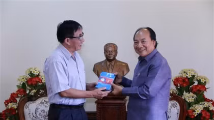 Vietnam hands over film on President Souphanouvong to Laos