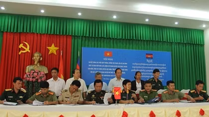 Tan Chau Police reviews cooperation with Cambodian partner in prevention and fight against crimes