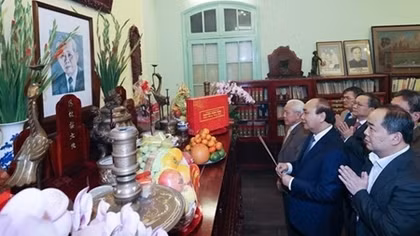 PM offers incense to late Party, State leaders