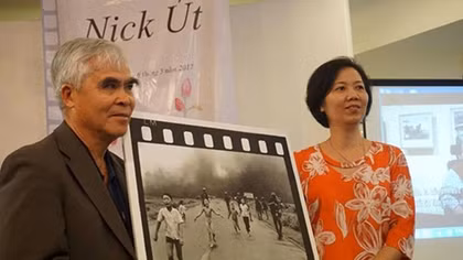 Nick Ut presents “Napalm Girl” photo to Vietnam Women's Museum