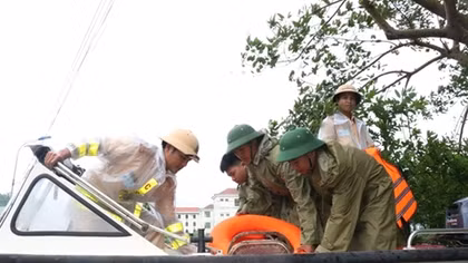 Ha Tinh police actively brace for storm No. 4