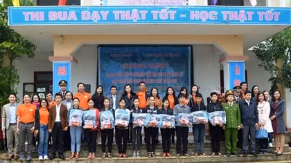 CAND Newspaper and Le Ngoc Han school support poor students in Quang Son