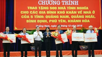 Vice State President presents 500 houses of gratitude to policy beneficiaries in Central provinces