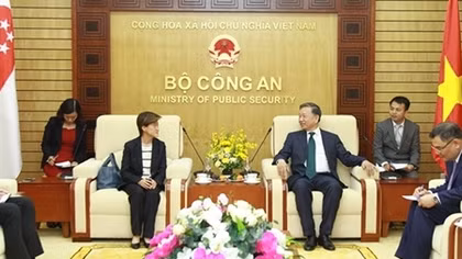 Minister To Lam receives outgoing Singaporean Ambassador