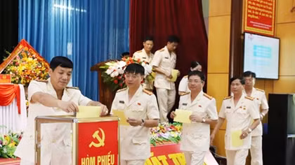 Deputy Minister Le Quy Vuong attends Party Congress for 2020-2025 term of Ha Tinh police