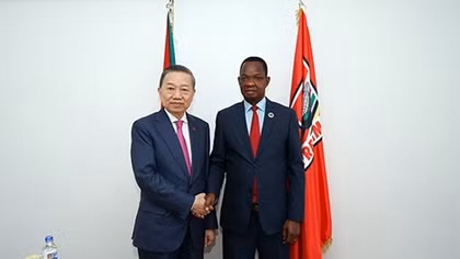 Minister To Lam meets with Secretary General of Mozambique Liberation Front Party