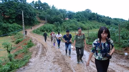 CAND Newspaper and partner visit and present gifts to landslide victims