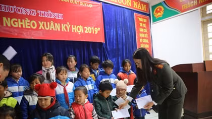 Public Security Newspaper supports poor people in Lao Cai