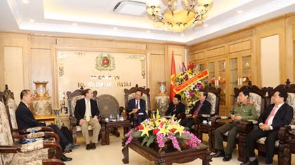 Deputy Minister Nguyen Van Thanh discusses cyber security with US expert 