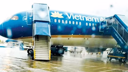 Flooding threatens flights at Tan Son Nhat Airport