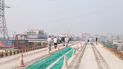 Gov’t urges early completion of Hanoi rail projects