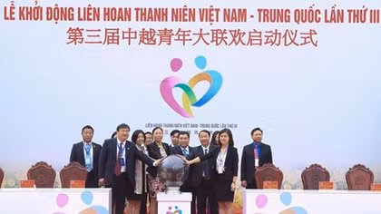 Vietnamese, Chinese Youth enhancing friendship