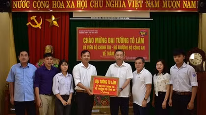 Minister To Lam presents gifts to Tan Yen 1 High School in Bac Giang