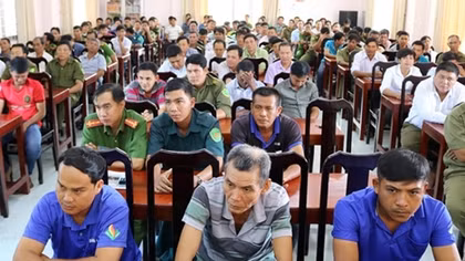 Tra Vinh Provincial Police train fire fighting skills for civil defence force 