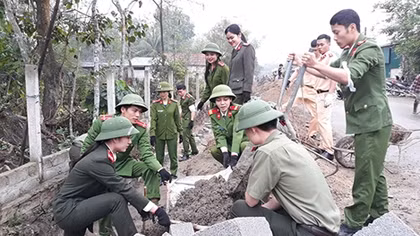 Ha Tinh police do good deeds to local people