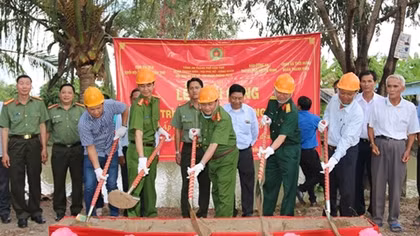 Can Tho Police builds rural bridge