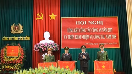 Deputy Minister Nguyen Van Thanh works with Lam Dong Provincial Police