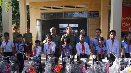 Deputy Minister Nguyen Van Thanh presents gifts to poor people in Gia Lai