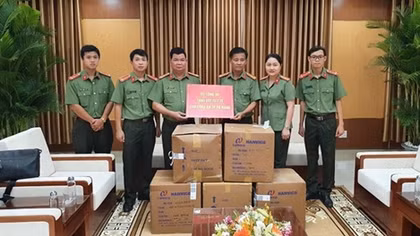 2,500 masks donated to Da Nang police forces 