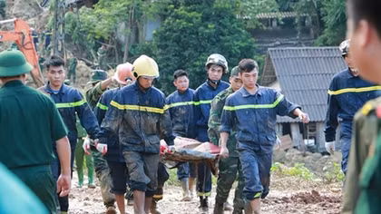 Over 300 soldiers and officers of armed forces join hands in rescue mission in Hoa Binh