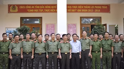 Deputy Minister Nguyen Van Son works with Dak Nong Provincial Police Department