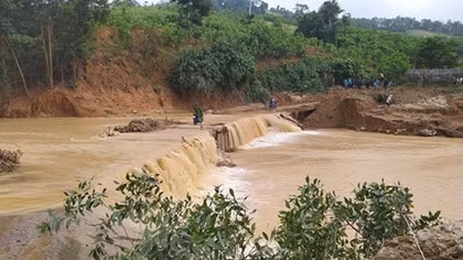 Rescue operations underway for landslide victims in Quang Nam