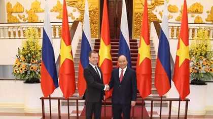 PM Nguyen Xuan Phuc welcomes Russian counterpart
