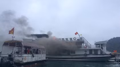 Quang Ninh suspends tourist boat fleet after fire